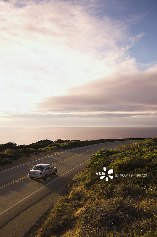 沿海高速公路上汽车的高角度视图图片素材