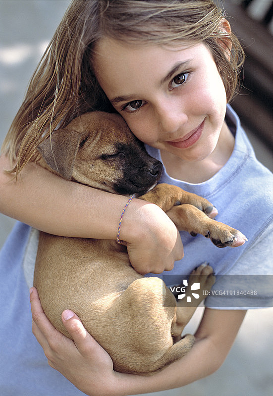 女孩抱着小狗图片素材
