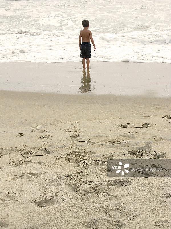 小男孩在海边冲浪图片素材