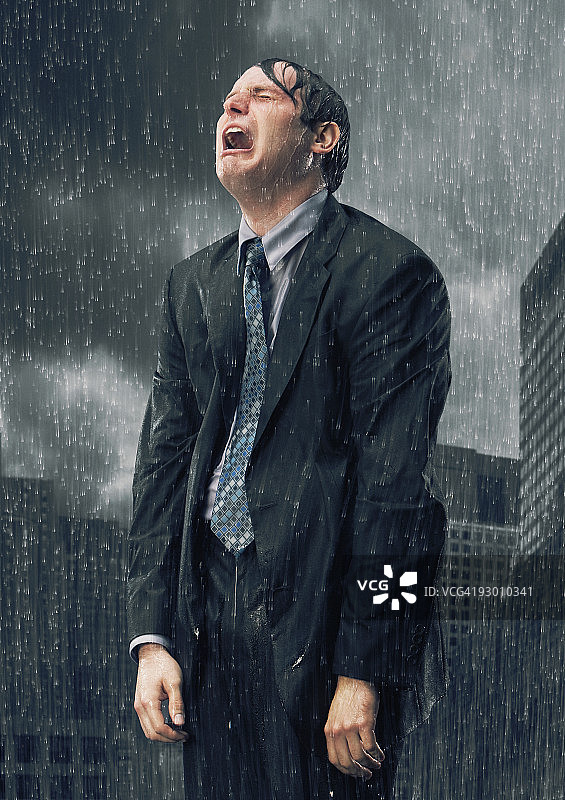 雨中哭泣的商人图片素材