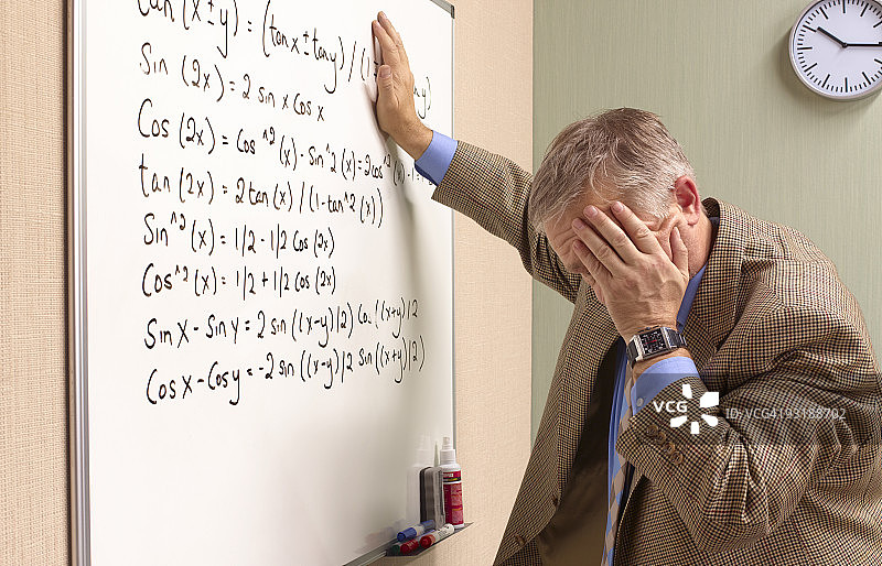 情绪紧张的高级数学老师。图片素材