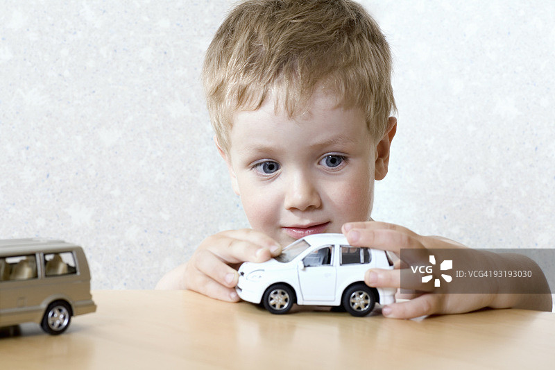一个小男孩在玩玩具车图片素材