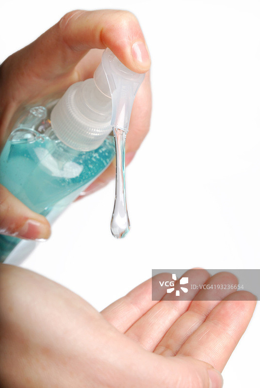 使用洗手液或肥皂的妇女图片素材