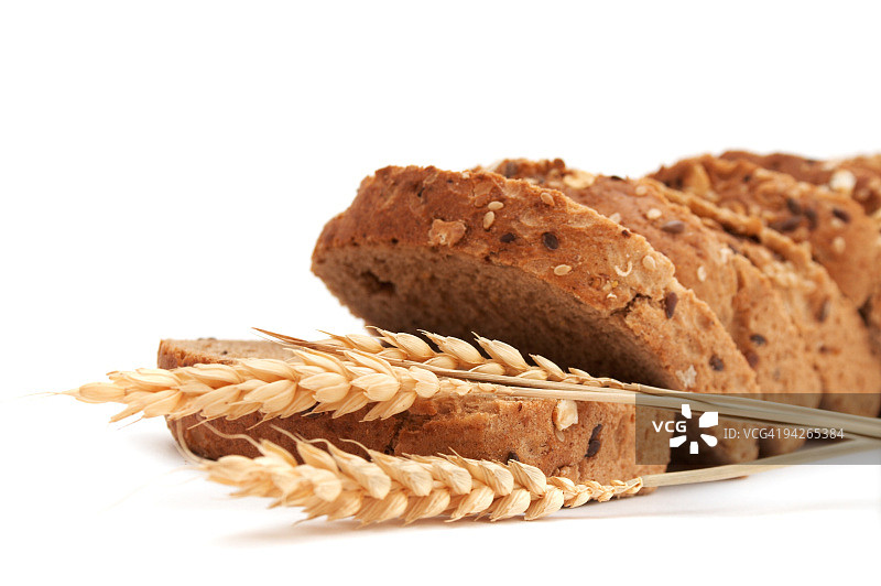 切片面包的种子和两个小麦穗图片素材