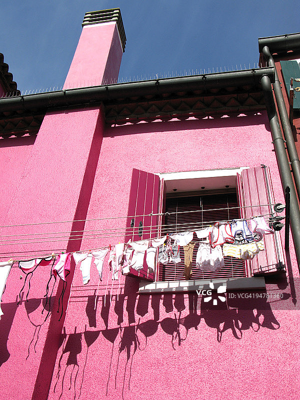 低角度的晾衣绳在建筑前，布拉诺，威尼斯，意大利图片素材