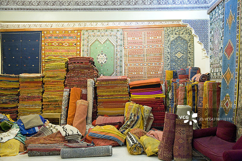 在马拉喀什的商店里，成堆的基利姆和地毯图片素材