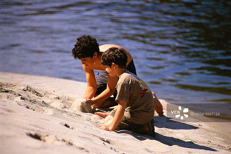 两个男孩在沙子里玩图片素材