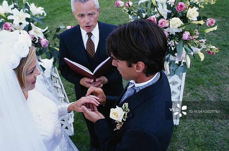 新娘和新郎戴结婚戒指图片素材