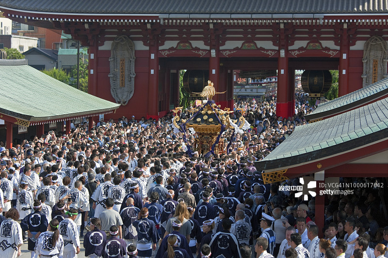 三越神社和Hozomon门在Sanja节在日本东京浅草区闹市区图片素材