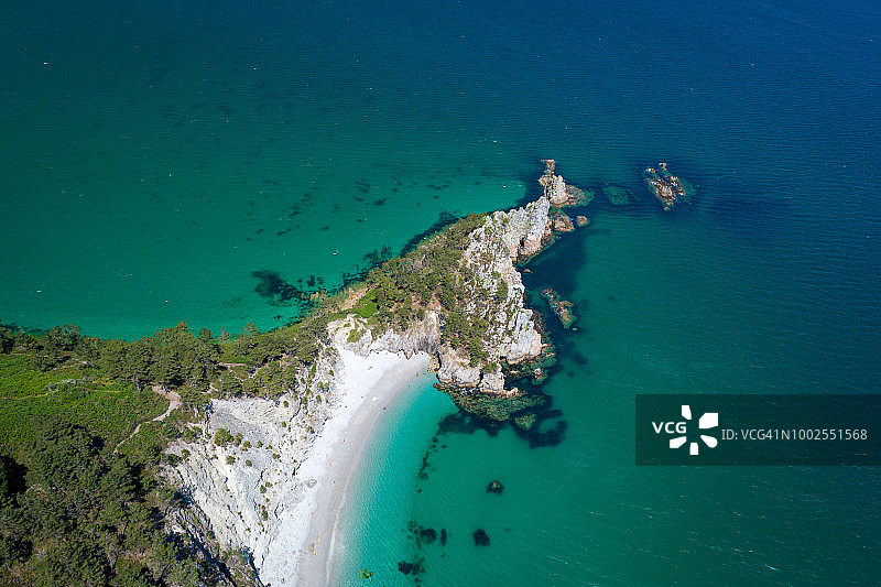 从空中俯瞰法国:圣埃尔诺海滩和维尔热海滩是世界上最美丽的海滩之一图片素材
