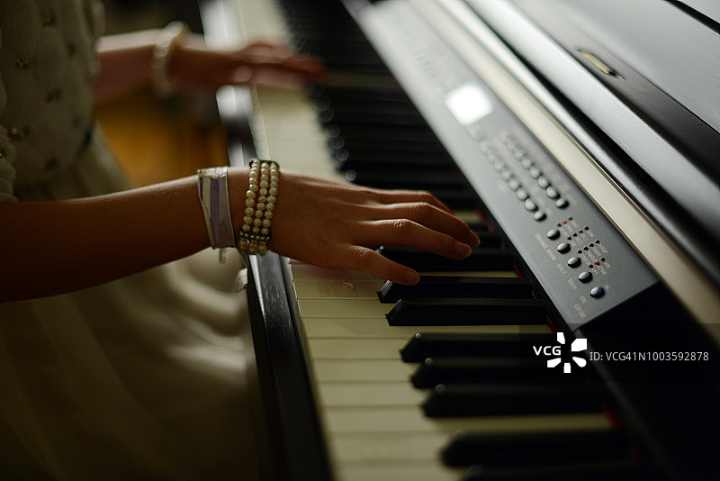 弹钢琴的女孩图片素材