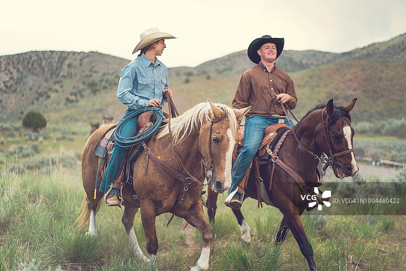 美国犹他州，牧场主骑着马图片素材