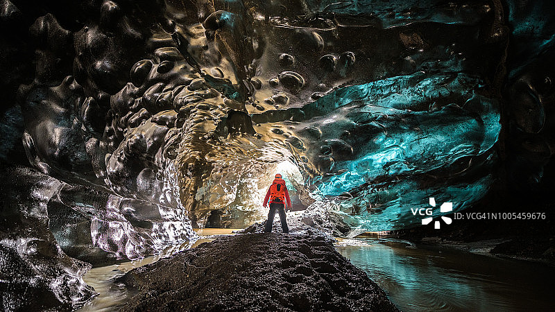 冰岛南部Vatnajokull冰川内的一个冰洞入口。图片素材