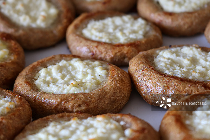 自制Vatrushkas -传统俄罗斯糕点与甜茅舍奶酪图片素材
