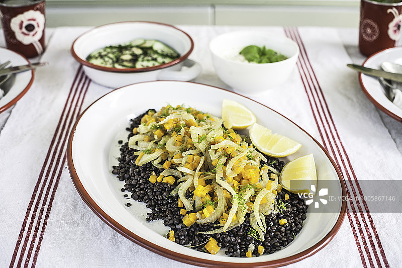 白扁豆和茴香沙拉在法国亚麻布图片素材