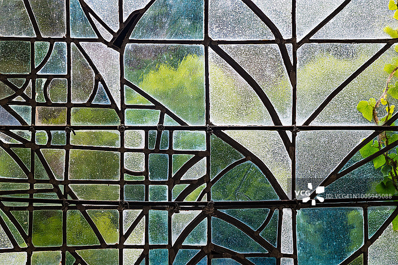教堂彩色玻璃窗的特写镜头图片素材