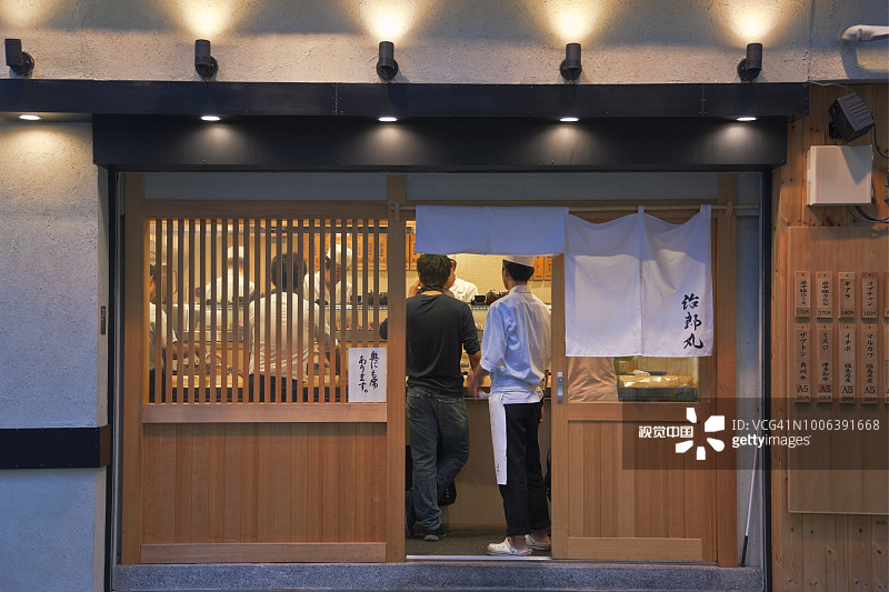 日本东京秋叶原电气化镇传统餐厅的黄昏景象图片素材