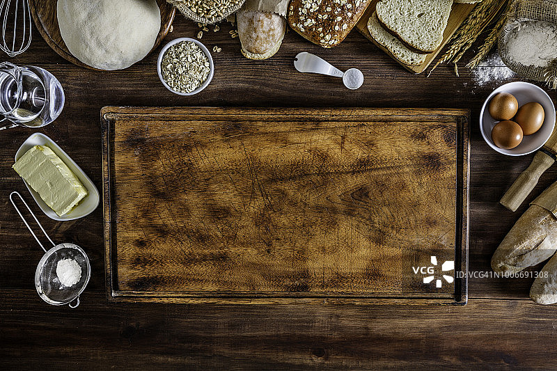 准备面包的材料框架，中间是一个质朴的木头图片素材