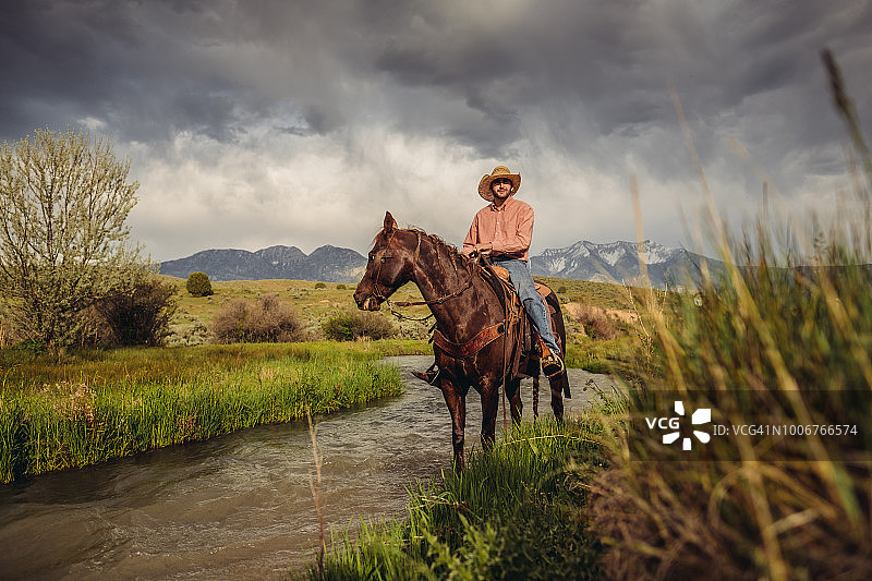犹他州牛仔骑过河图片素材