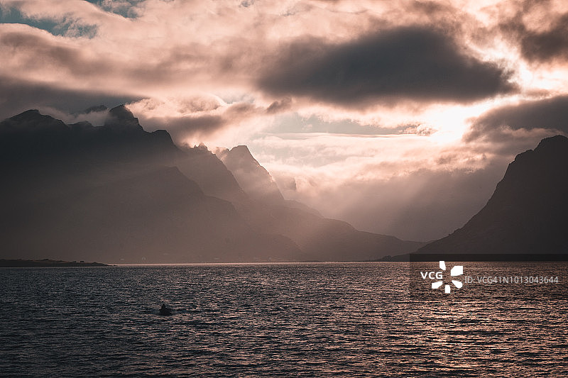 北极全景与阳光在云和山脉的背景，罗浮敦群岛，挪威图片素材