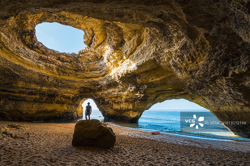 葡萄牙贝纳吉尔洞穴中的孤独男子图片素材