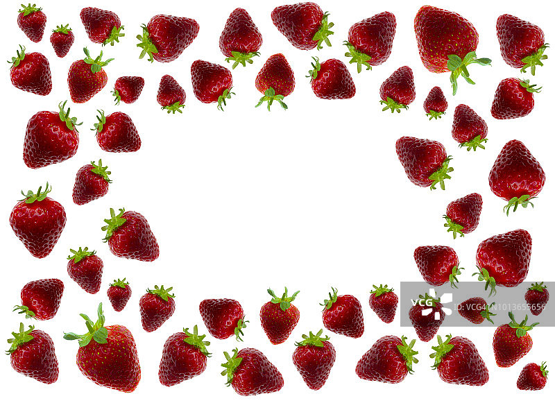 成熟的草莓在白色上形成边缘。图片素材