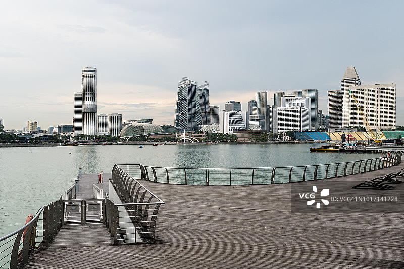 东南亚新加坡滨海湾沿岸的豪华酒店和写字楼图片素材