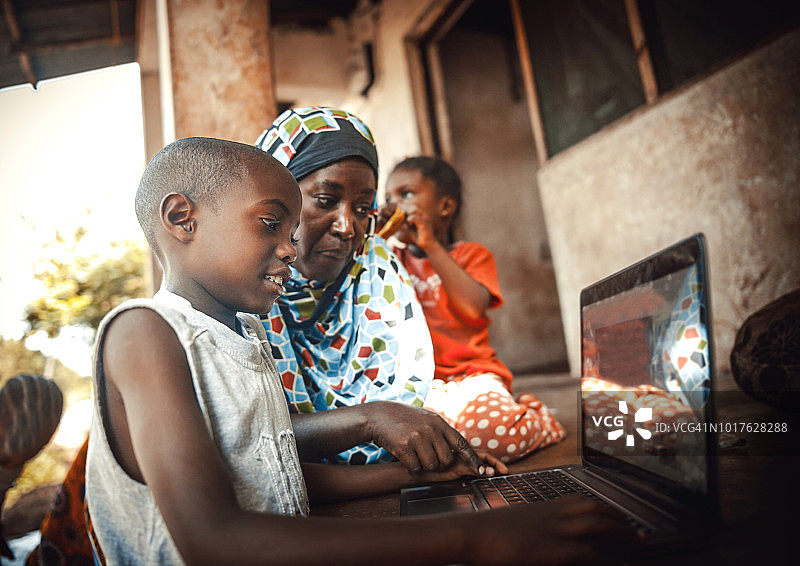 快乐的非洲家庭一起使用笔记本电脑图片素材