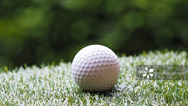 草地上的高尔夫球。图片素材
