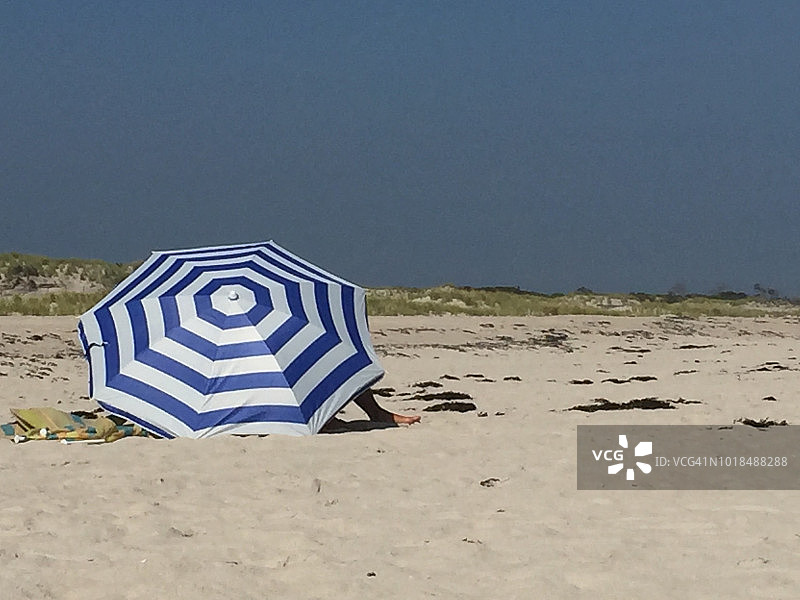 在沙滩伞下的沙滩上图片素材