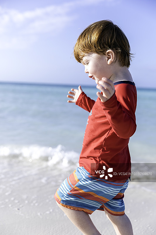 在古巴卡约可可热带海滩上散步和跑步的小男孩图片素材