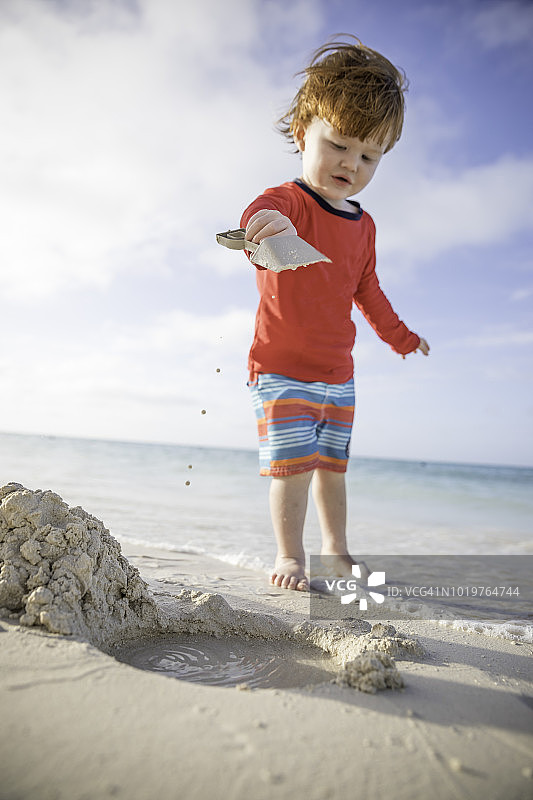 小男孩在热带海滩上玩耍，卡约可可，古巴图片素材
