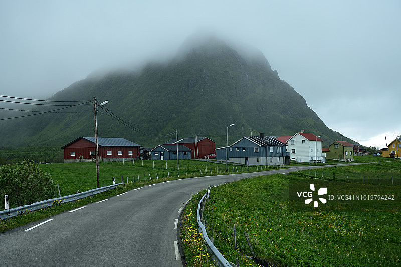 挪威北部Andøy岛的一个沿海村庄图片素材