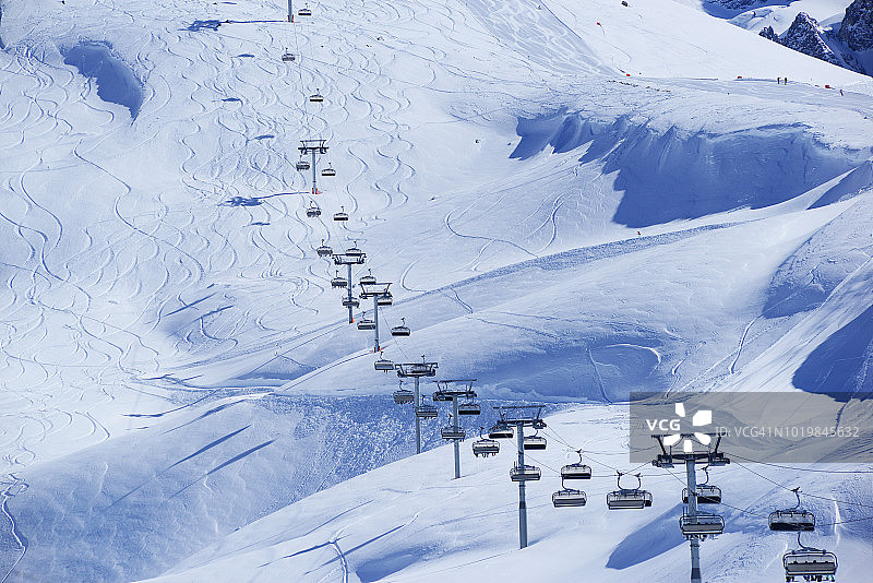 格鲁吉亚高加索山的特特努尔迪滑雪胜地的滑雪道底部滑雪缆车图片素材
