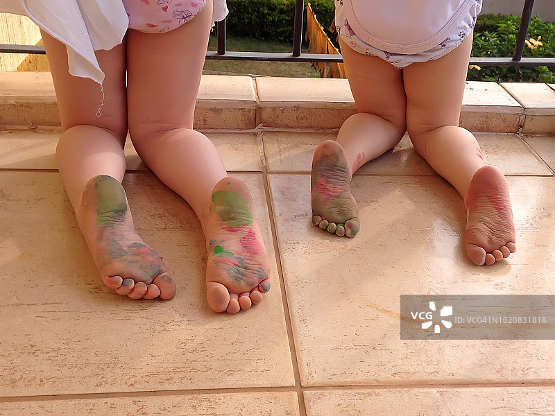 两个小女孩的脏脚图片素材