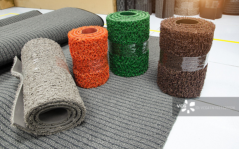 工业黑色乙烯基地毯地垫纹理。特写防滑表面乙烯基尘埃背景图像。图片素材