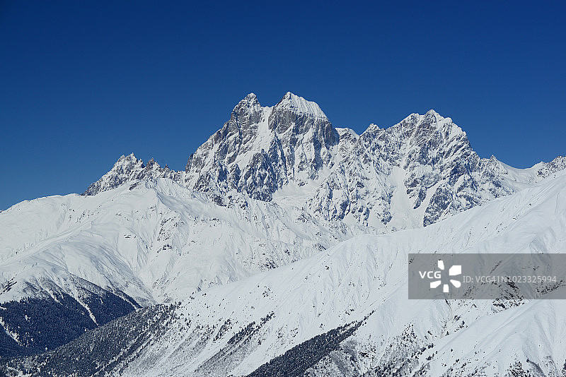 白雪皑皑的乌斯卡峰4710m，高加索山脉，格鲁吉亚图片素材