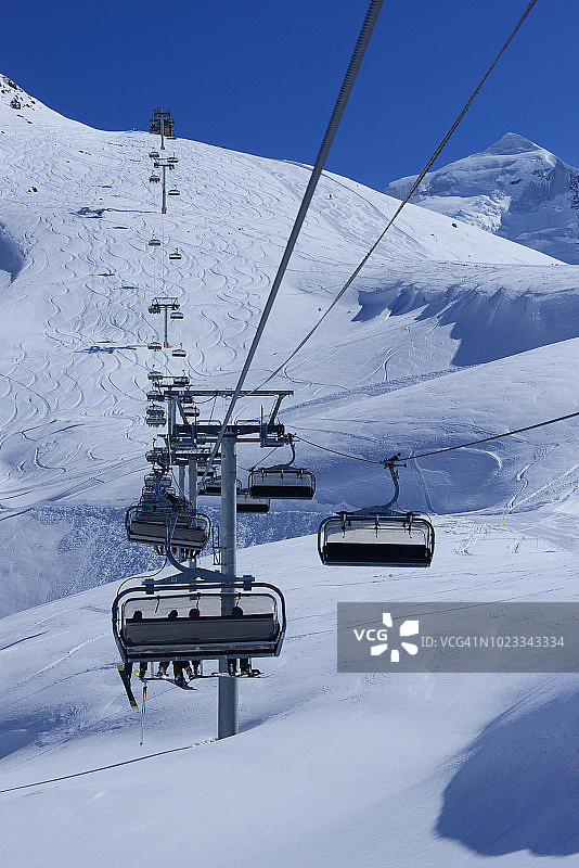 格鲁吉亚高加索山的特特纳尔迪滑雪胜地的缆车图片素材