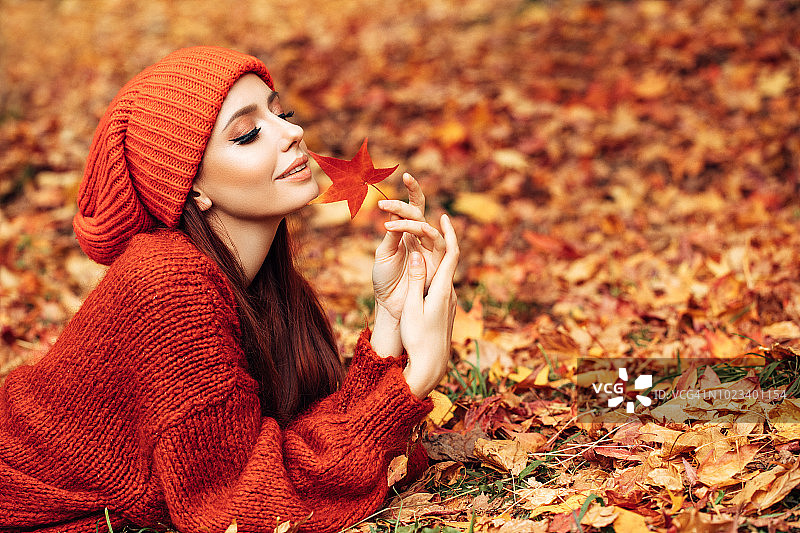 美丽的女人享受在一个阳光明媚的秋日图片素材