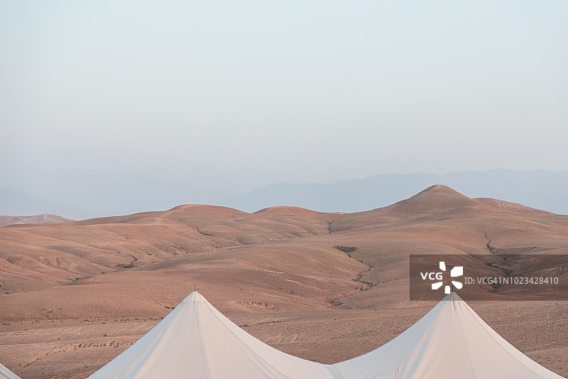 沙漠营地和帐篷。摩洛哥马拉喀什附近的摩洛哥沙漠。图片素材