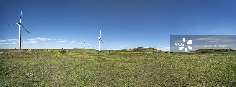 呼伦贝尔草原上的风力发电机图片素材