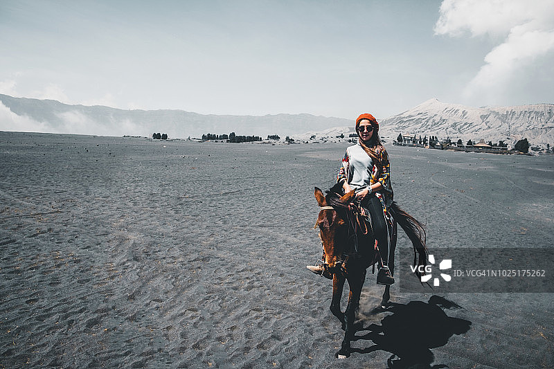 旅行者妇女在印度尼西亚的Bromo山骑马图片素材