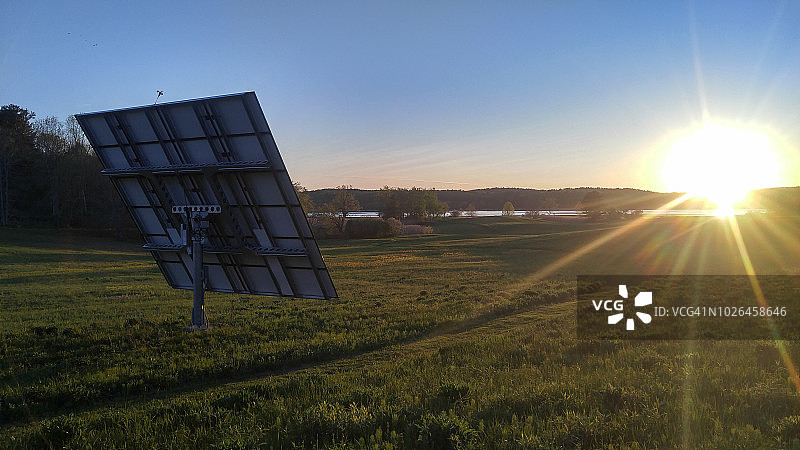 日落时分奥杜邦中心的太阳能电池板图片素材