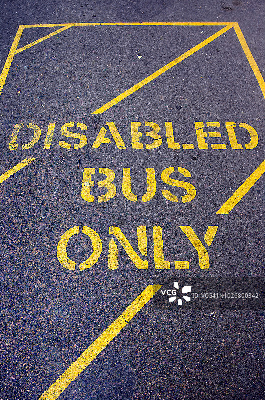 一个停车场上印着“残疾人专用巴士”的标志图片素材