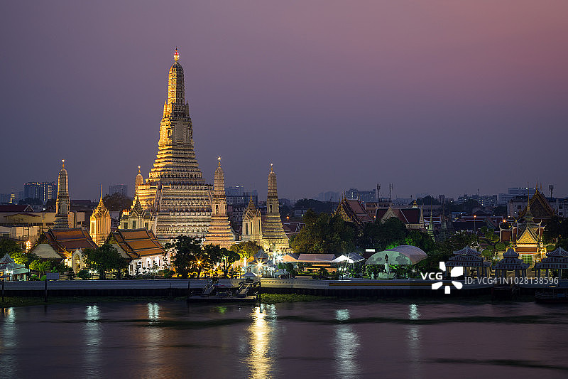 黄昏时分，泰国曼谷湄南河旁灯火辉煌的Wat Arun temple。图片素材