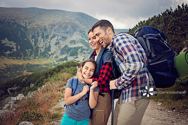 快乐的一家人在山上徒步旅行图片素材