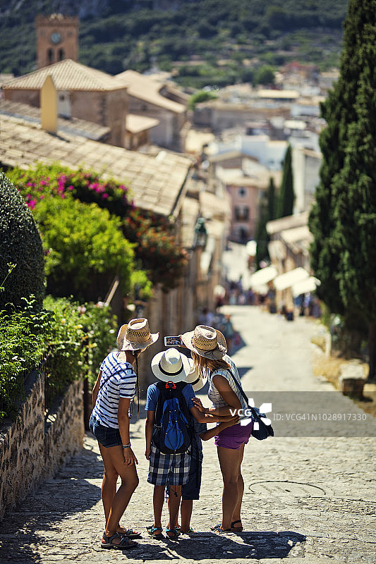 游客家庭在美丽的西班牙小镇自拍图片素材