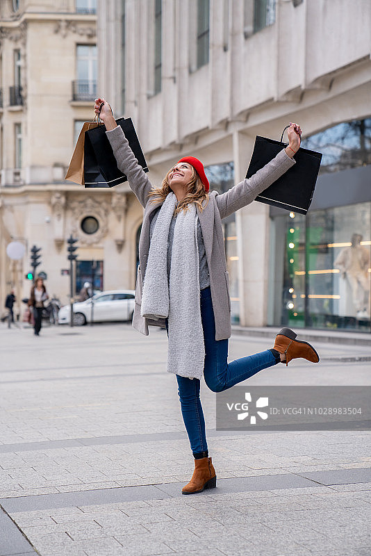 兴奋的女人在巴黎购物图片素材