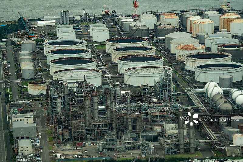 日本神奈川县川崎市的厂区白天从飞机上鸟瞰图片素材