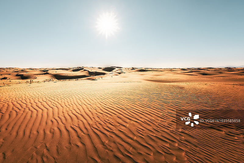 天空映衬下的沙漠风景图片素材